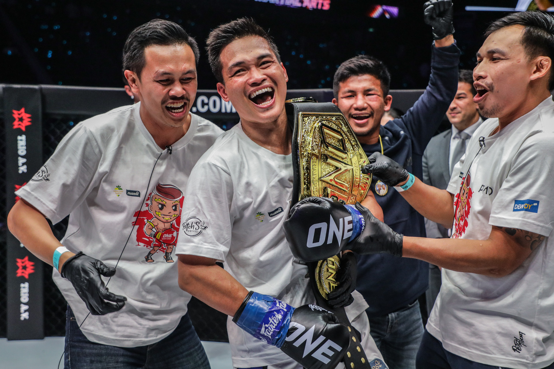 Petchtanong Petchfergus with ONE Bantamweight Kickboxing World Championship belt at ONE 163
