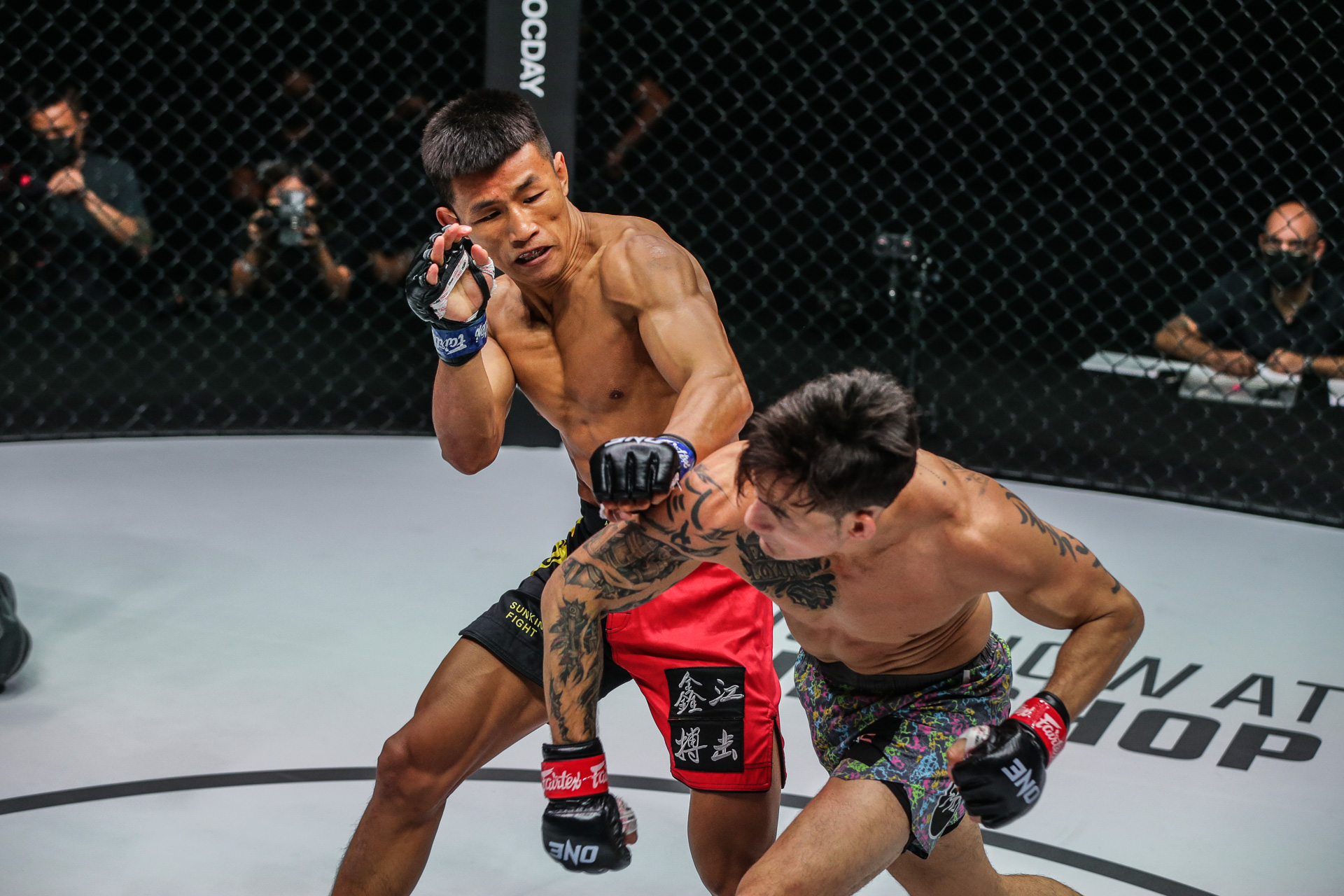 Thanh Le exchange strikes with Tang Kai at ONE 160